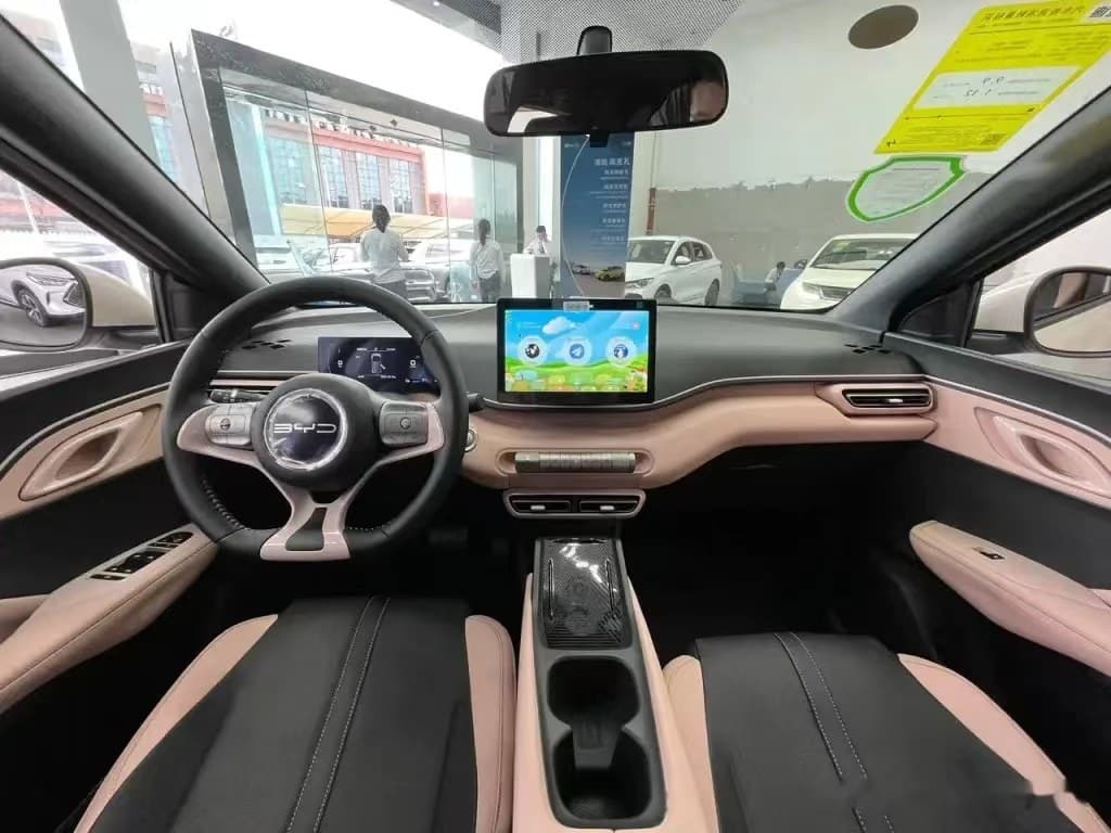 ภายในห้องโดยสาร BYD Seagull โฉมปัจจุบัน พร้อมจอกลางแบบหมุนได้