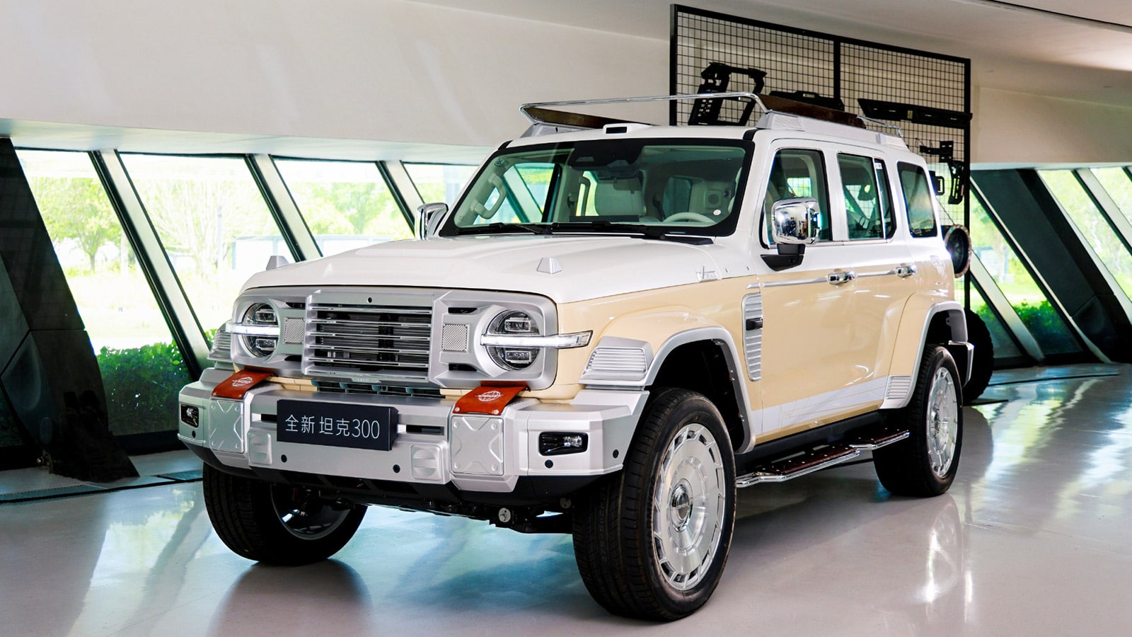 Tank 300 ใหม่ สีขาว มุมด้านข้าง