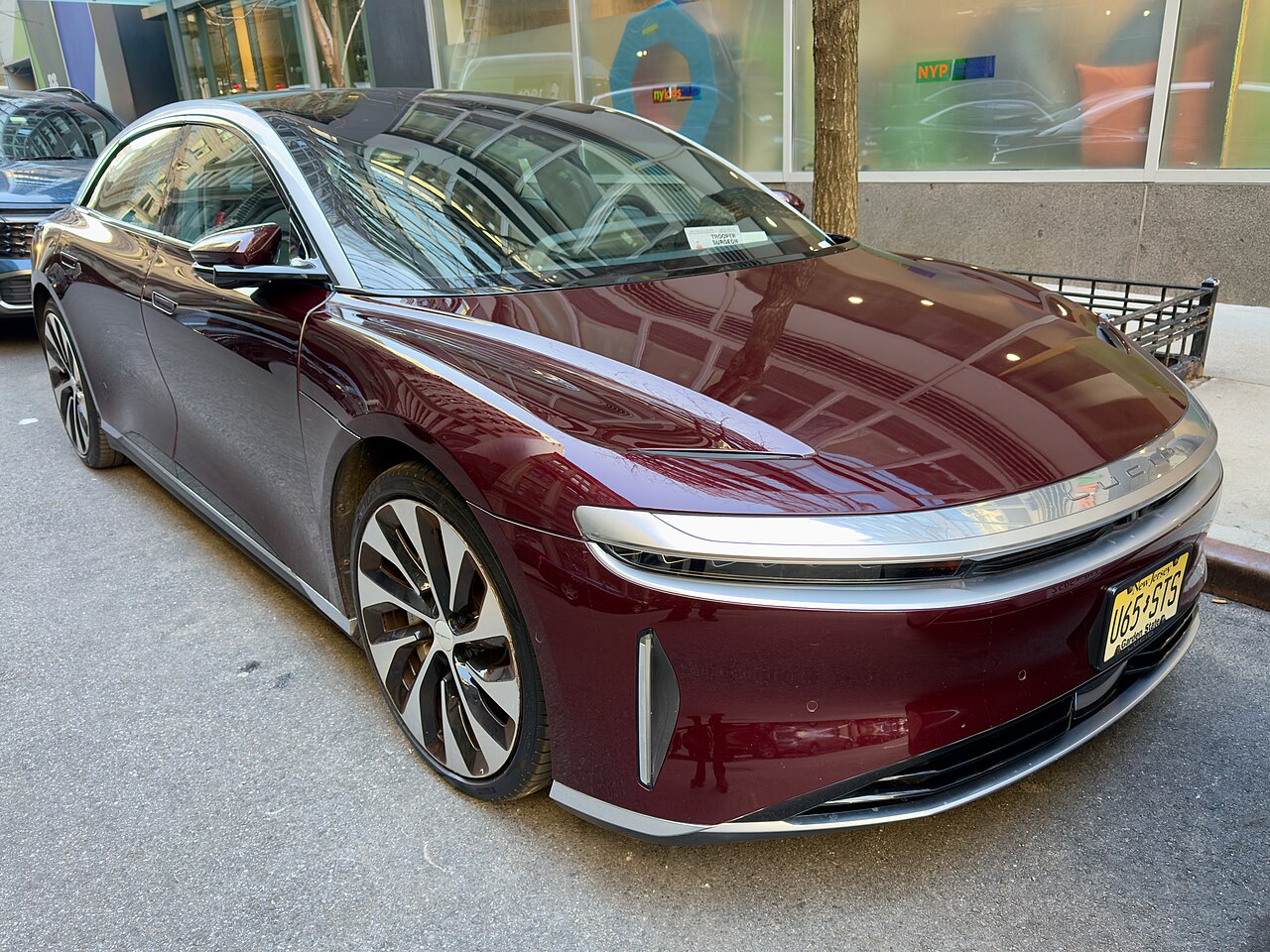 รถยนต์ไฟฟ้าหรู Lucid Air สีแดงเข้ม มุมหน้าเฉียง 3/4