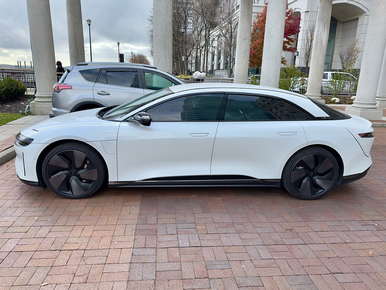 รูปจริง Lucid Air มุมด้านข้างเต็มคัน