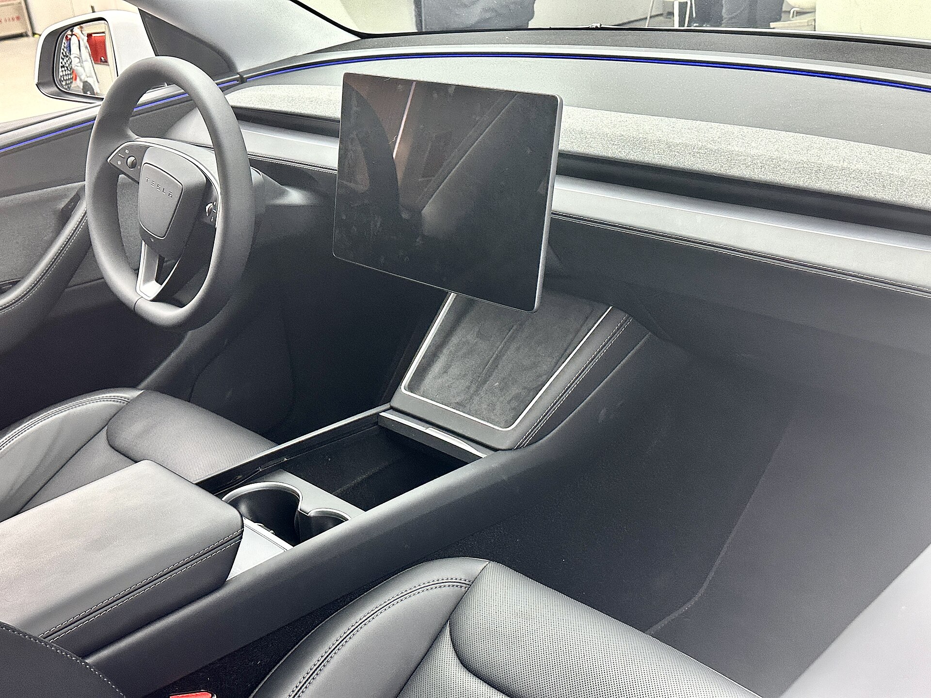 ภายใน Tesla Model Y โฉมใหม่ จอกลางและคอนโซล