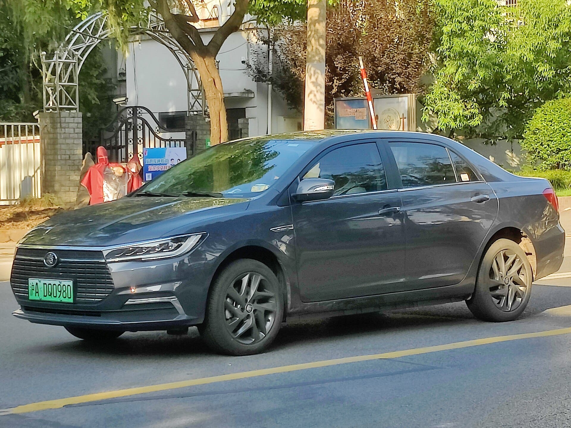 BYD Qin ไมเนอร์เชนจ์ปี 2019 สีเทา วิ่งบนถนน