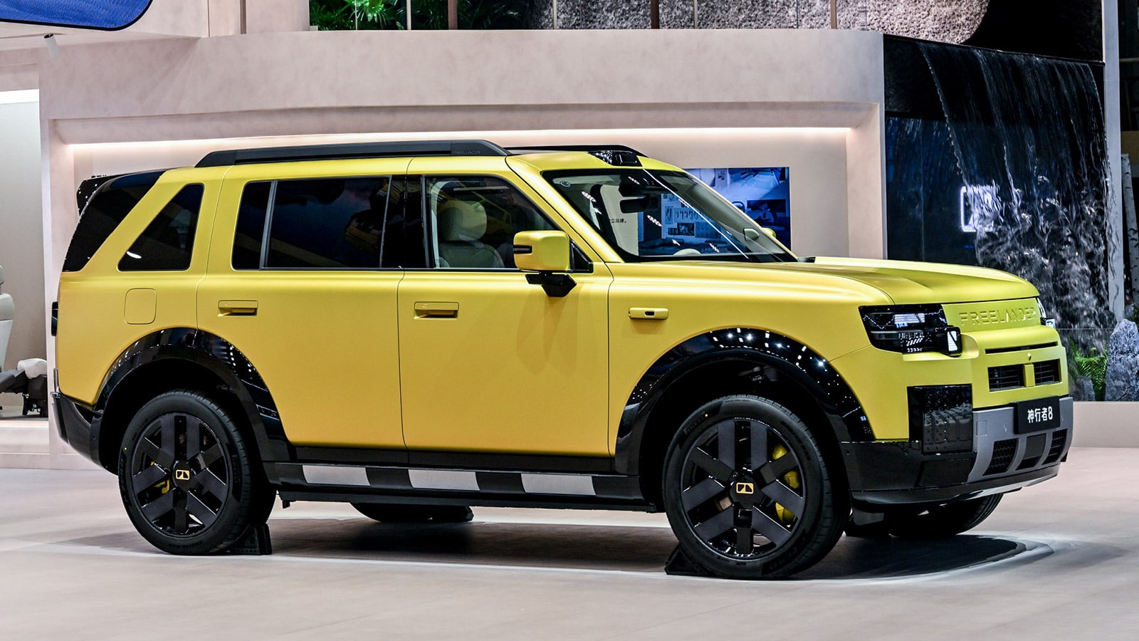 Freelander 8 สีเหลืองมุมหน้าเฉียงในโชว์รูมที่จีน
