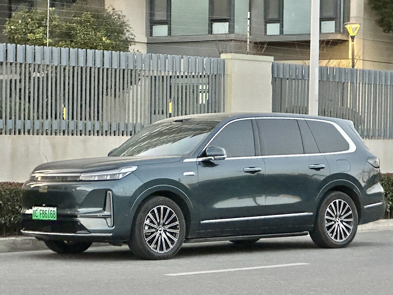 Geely Galaxy M9 สีเขียวเข้มมุมหน้าเฉียง บนถนนในเมืองจีน
