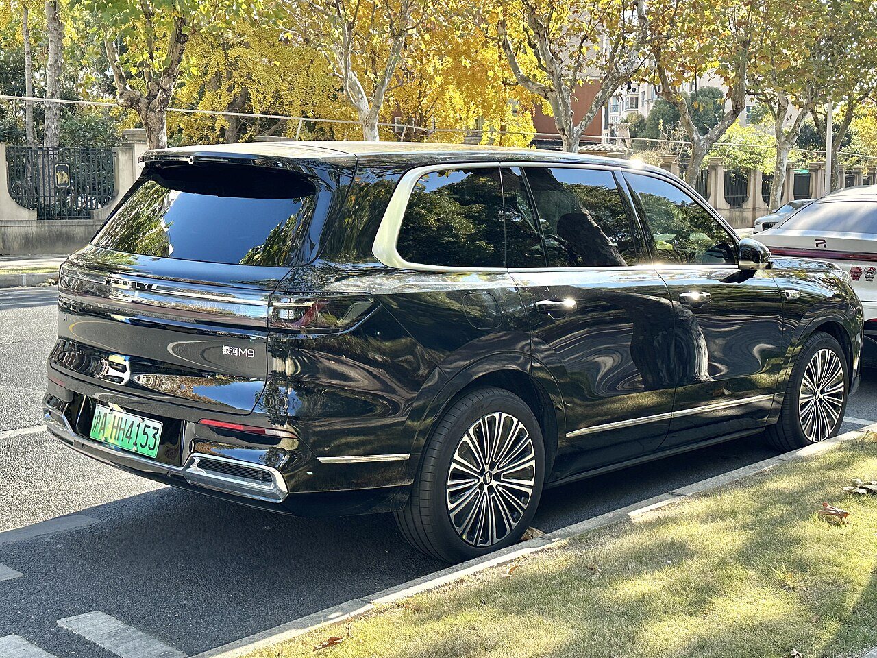 Geely Galaxy M9 สีดำมุมท้ายเฉียง เห็นไฟท้ายพาดยาวเต็มแนว