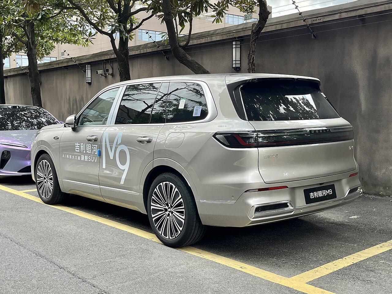 Geely Galaxy M9 สีเงินมุมท้ายเฉียง เห็นฝาท้ายและกันชนหลัง