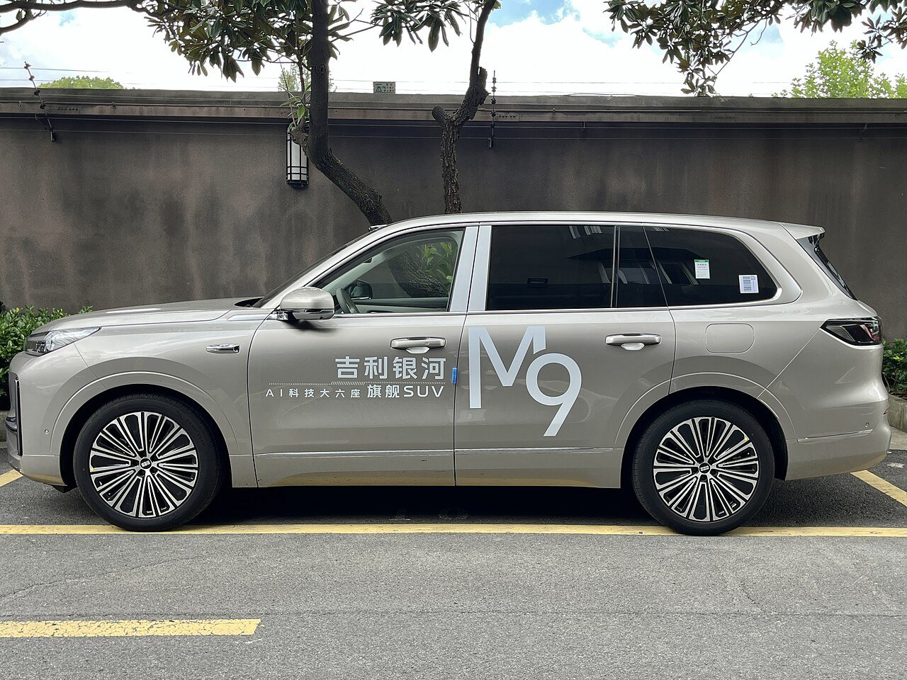 Geely Galaxy M9 มุมด้านข้างเต็มคัน เห็นระยะฐานล้อ 3,030 มม.