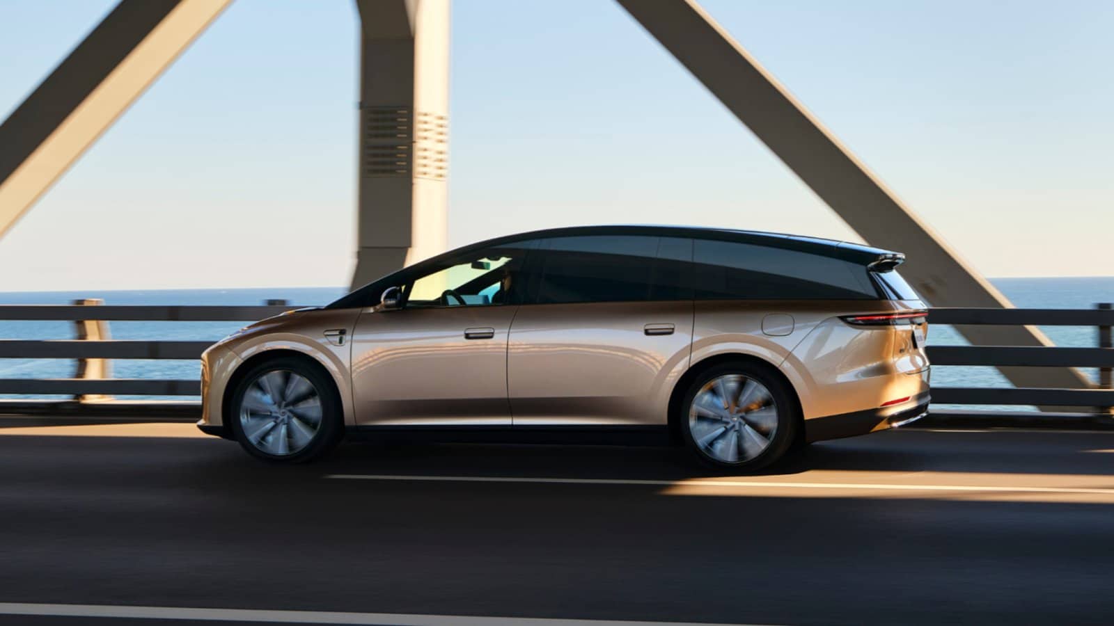 Li Auto i9 สีทองแชมเปญวิ่งบนสะพานริมทะเล มุมด้านข้าง