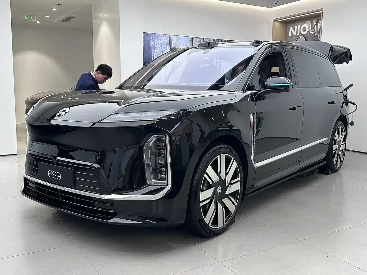 Nio ES9 สีดำมุมหน้าในพื้นที่จัดแสดง