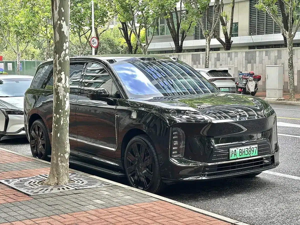 Nio ES9 สีดำมุมหน้าสามส่วนสี่จอดริมถนน