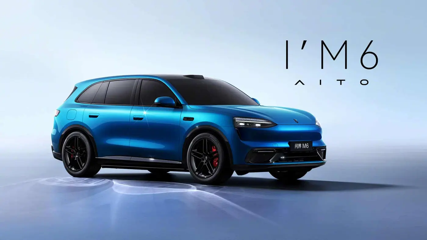 Aito M6 สีน้ำเงินมุมหน้าสามส่วนสี่บนฉากโทนสว่าง