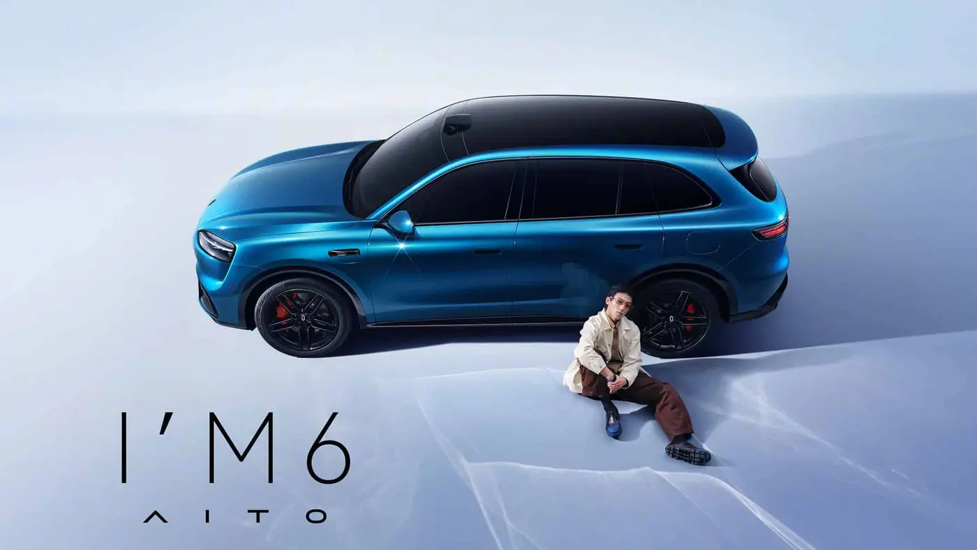 Aito M6 สีน้ำเงินมุมสูงเฉียงข้าง เห็นล้อและซุ้มล้อ