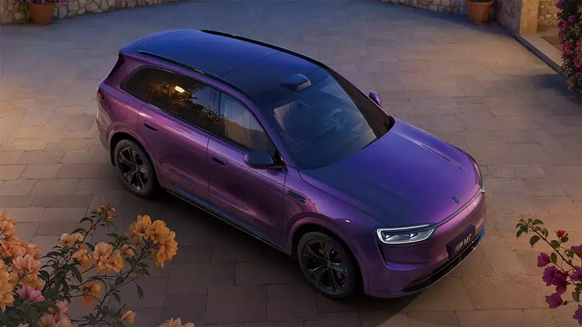 Aito M6 สีม่วงมุมสูง เห็นแนวหลังคาและหลังคากระจก