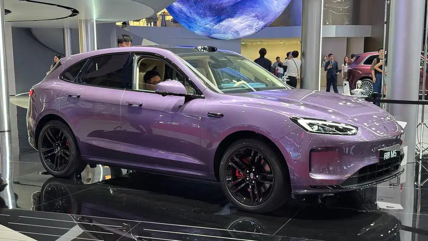 Aito M6 สีม่วงบนเวทีแสดงรถครั้งแรก