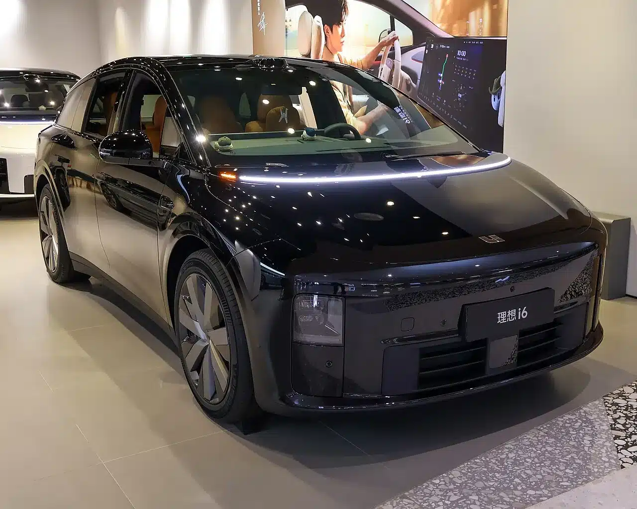Li Auto i6 สีดำ มุมหน้าสามส่วนสี่ บนแท่นจัดแสดงกลางห้าง