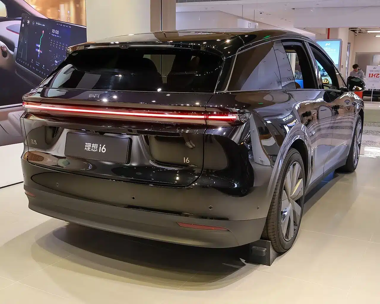 Li Auto i6 สีดำ มุมท้ายสามส่วนสี่ฝั่งขวา เห็นกันชนท้ายและล้อ