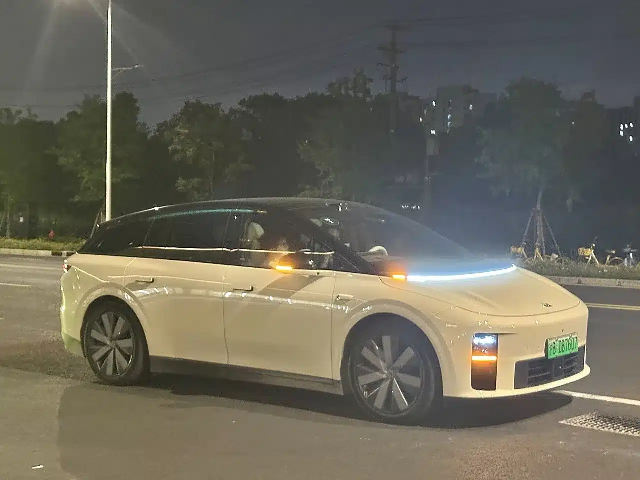 Li Auto i6 สีแชมเปญ มุมด้านข้างฝั่งซ้ายบนถนนตอนกลางคืน