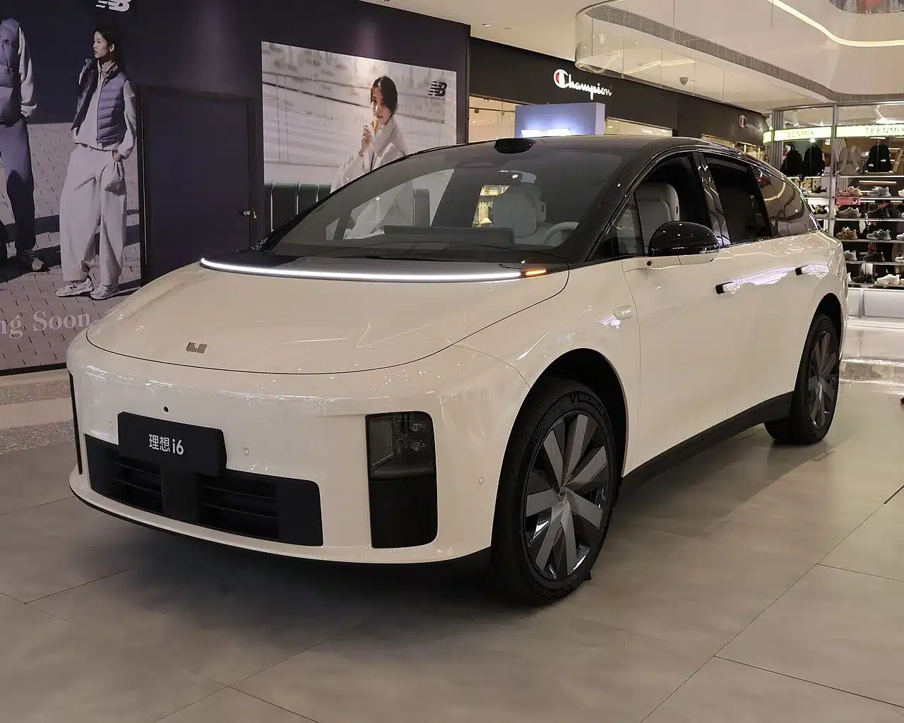 Li Auto i6 สีครีม มุมหน้าสามส่วนสี่ ตั้งแสดงในศูนย์การค้า