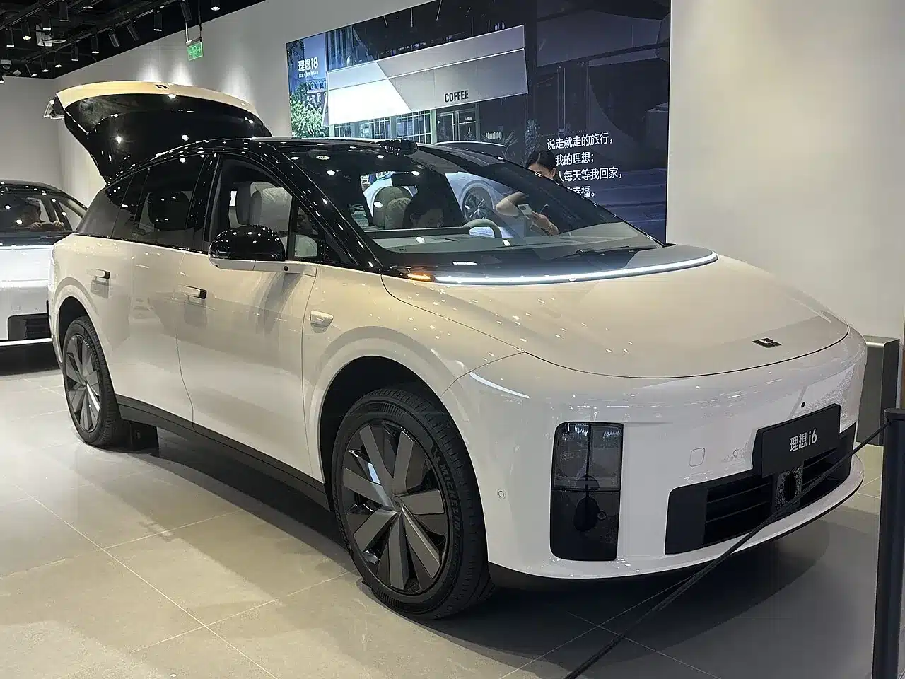 Li Auto i6 สีครีม เปิดฝาหน้าโชว์ช่องเก็บของด้านหน้า