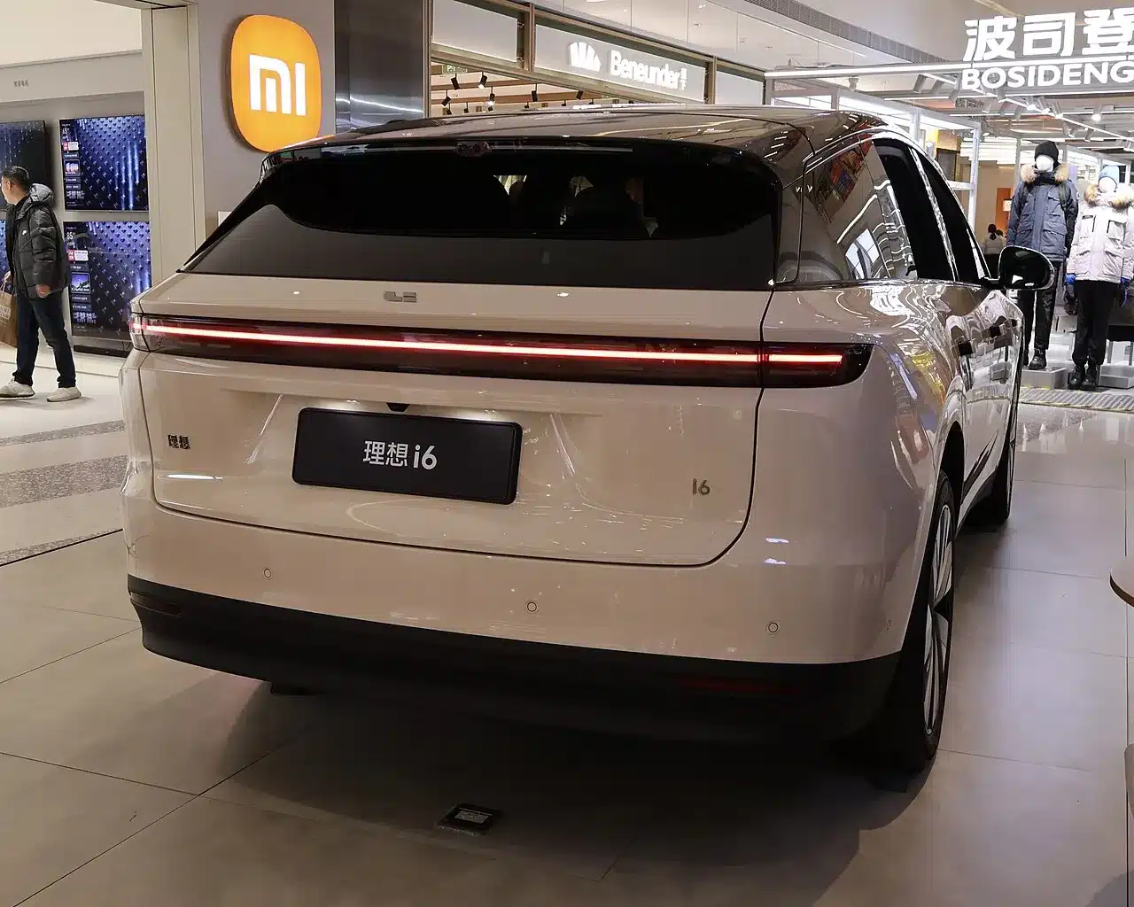 Li Auto i6 สีครีม มุมท้ายตรง เห็นแถบไฟท้ายพาดเต็มความกว้าง