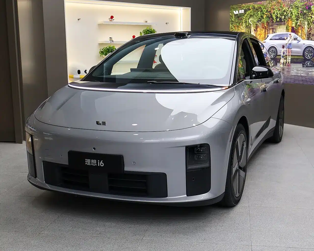 Li Auto i6 สีเงิน มุมหน้าสามส่วนสี่ ในพื้นที่จัดแสดงในร่ม