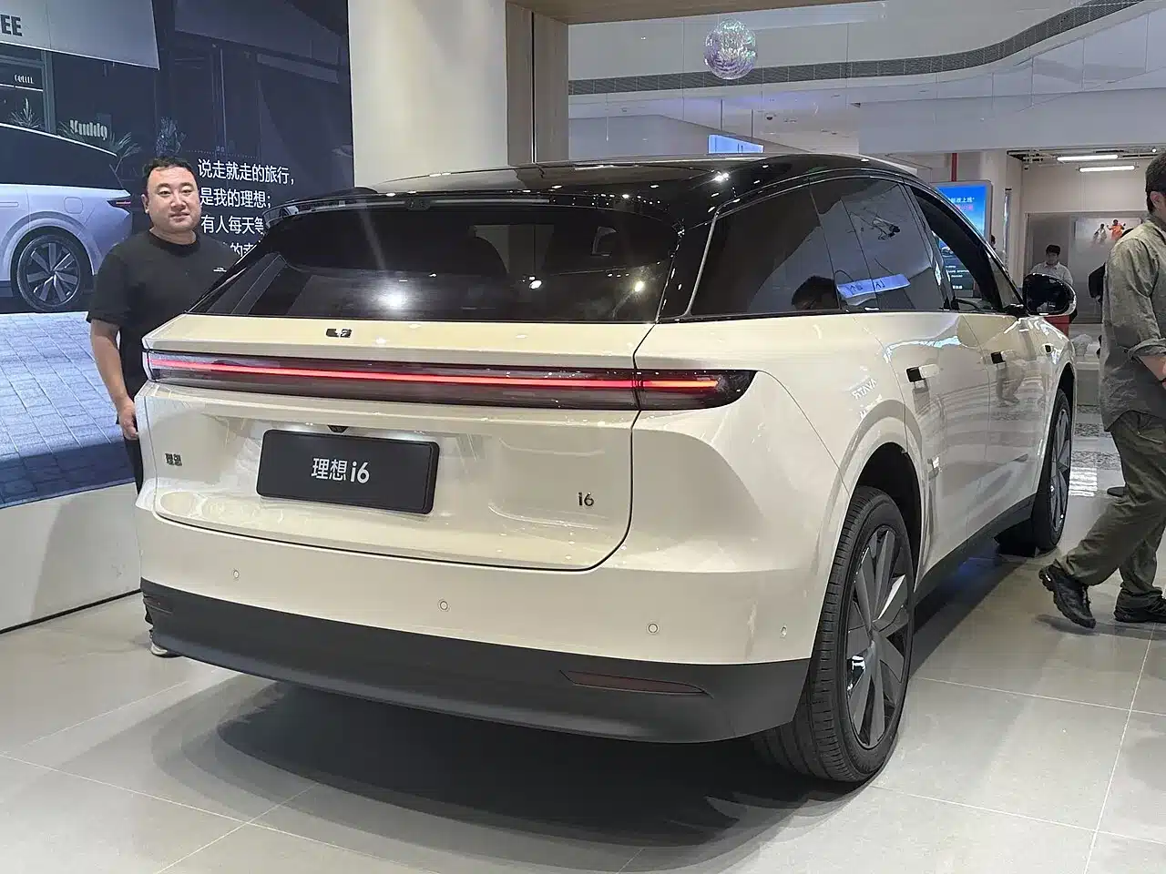 Li Auto i6 สีขาว มุมท้ายสามส่วนสี่ฝั่งซ้าย ในพื้นที่จัดแสดง