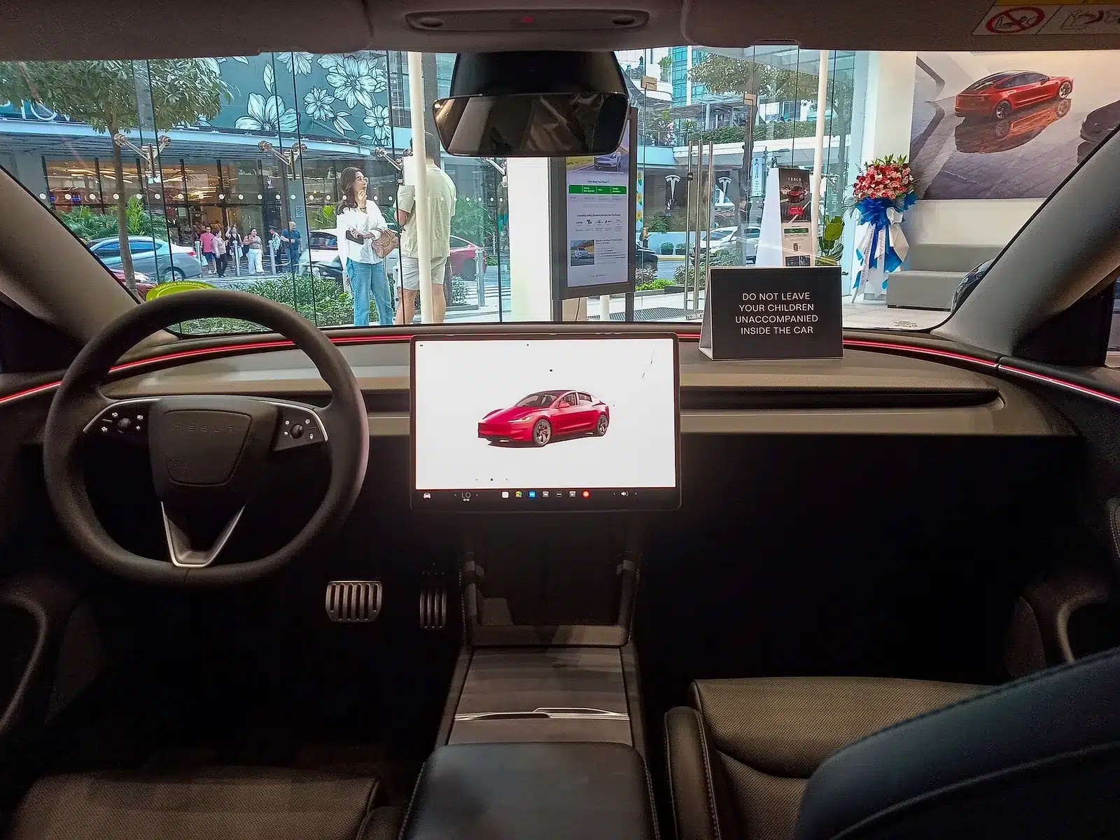 แผงหน้าปัดและจอกลางของ Tesla Model 3 โฉมปัจจุบัน
