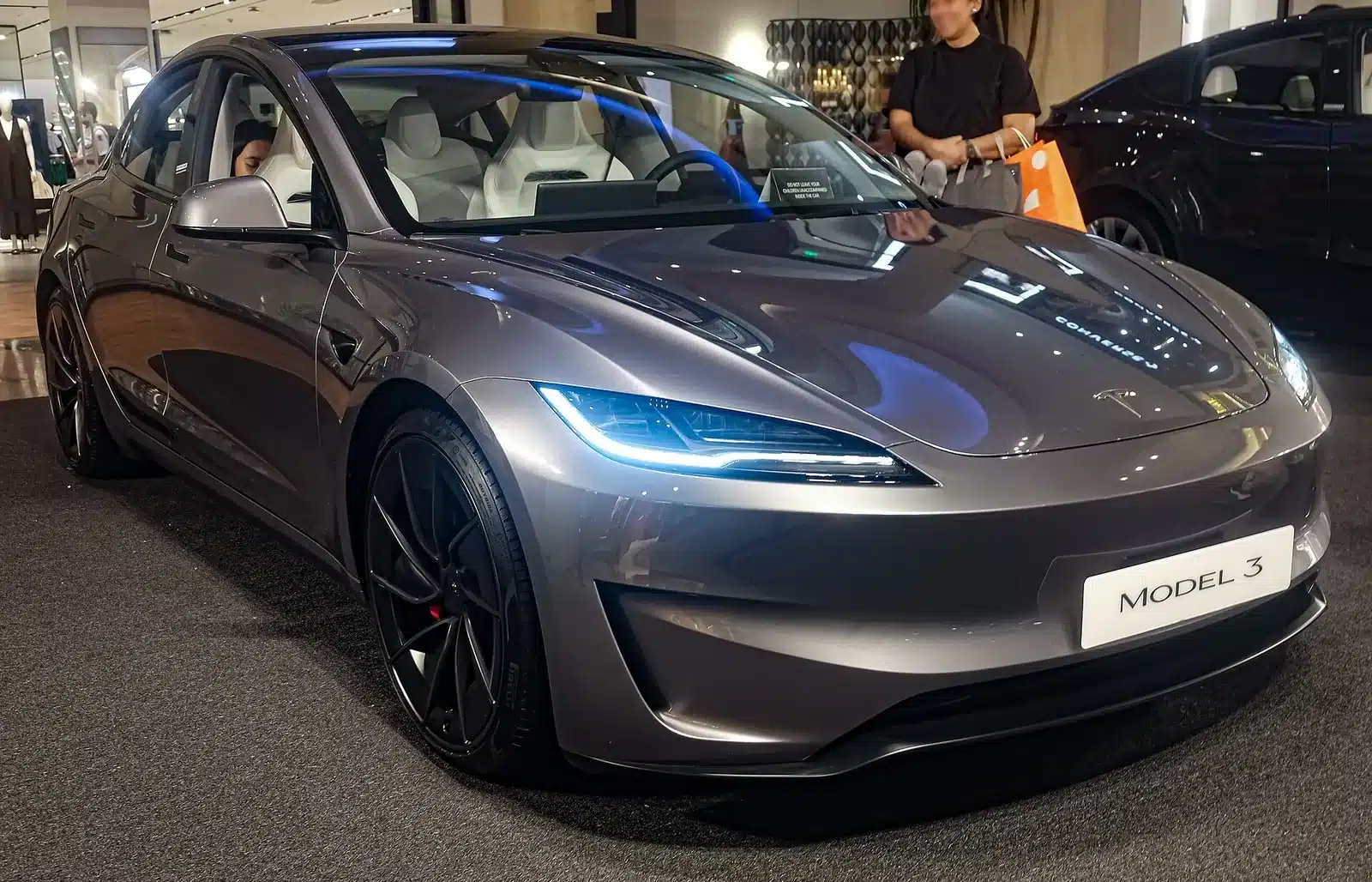 Tesla Model 3 Performance สีเงินมุมหน้า