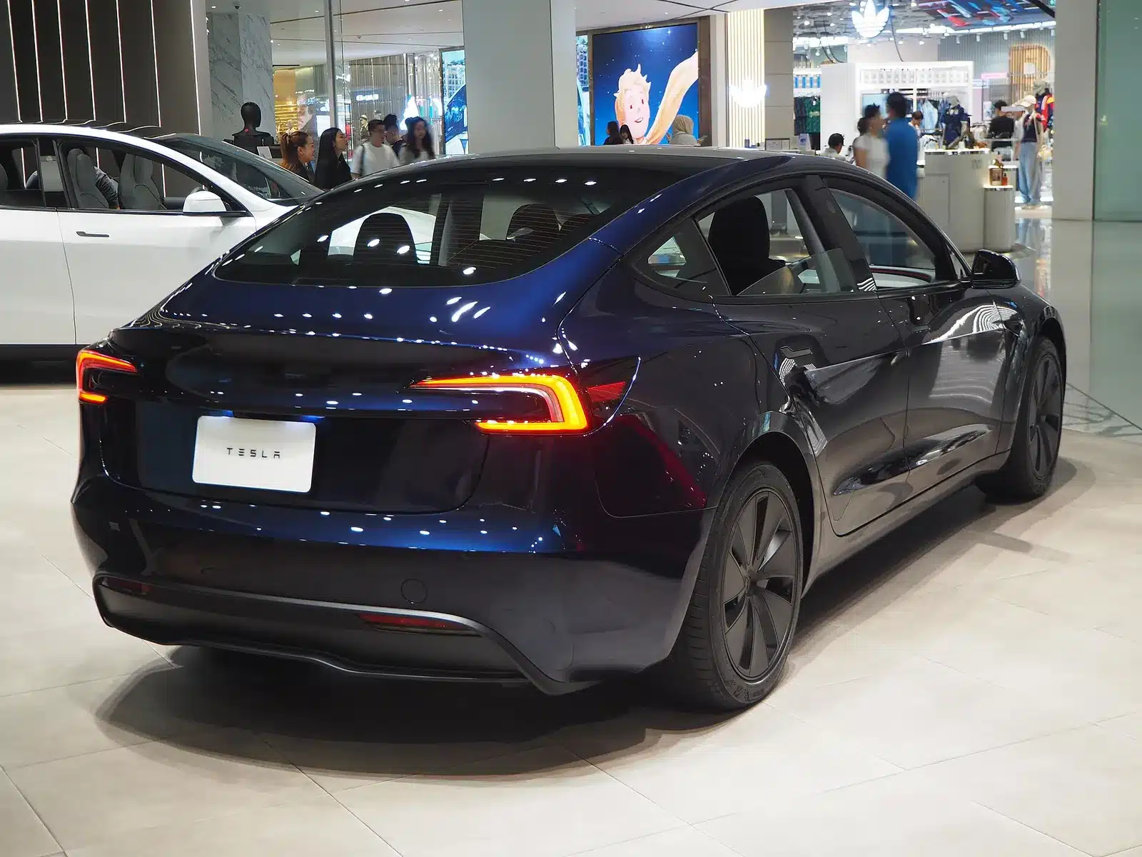 Tesla Model 3 มุมท้ายสามส่วนสี่สีน้ำเงิน