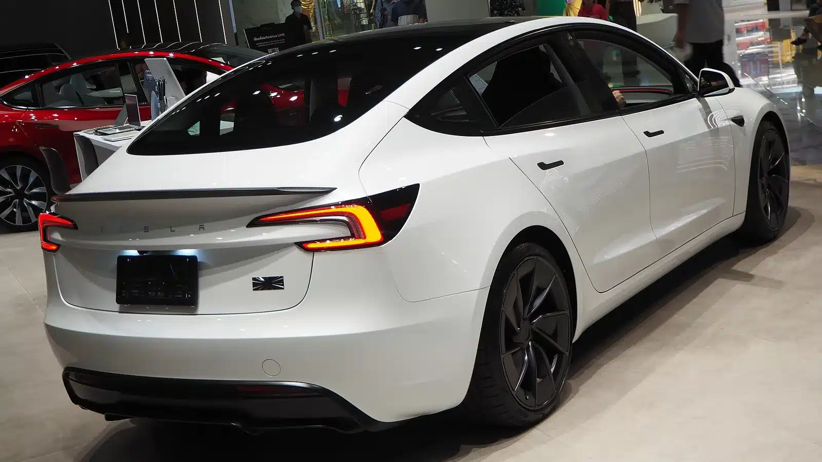 Tesla Model 3 สีขาวมุมท้ายในโชว์รูม
