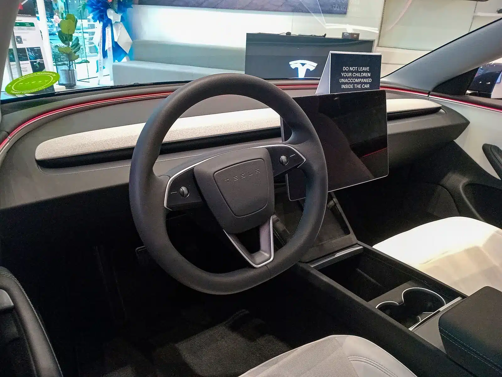 พวงมาลัยและคอนโซลกลางของ Tesla Model 3