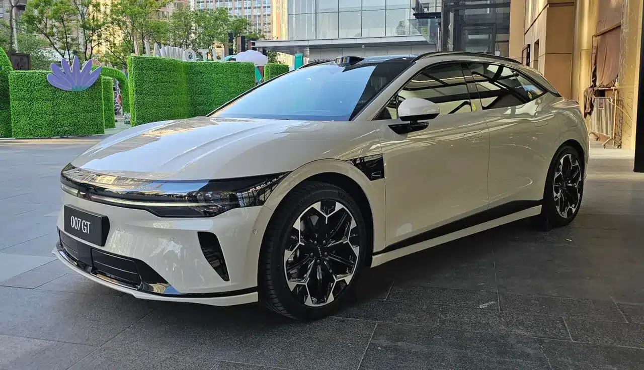 Zeekr 007 GT สีแชมเปญ มุมหน้าสามส่วนสี่ หน้าอาคารพาณิชย์